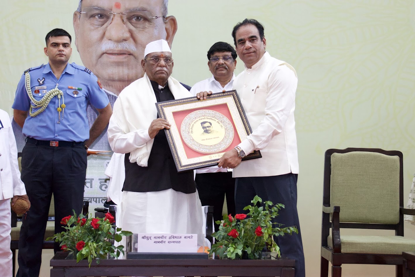 कुलपति प्रो. अनिल कुमार राय ने राज्यपाल श्री हरिभाऊ बागड़े से सौजन्य भेंट